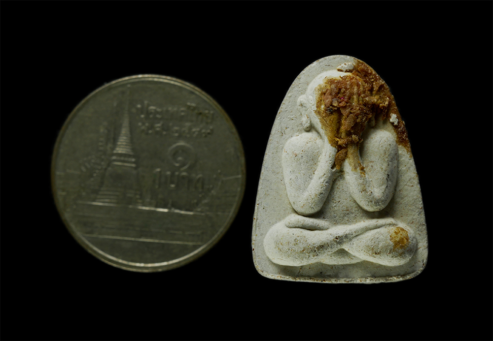 20Jan25 (88)p.jpg - พระปิดตาติดสีผึ้ง หลวงปู่เกลี้ยง มนุญฺโญ (พระครูพิศิษฐชโลปการ) วัดเนินสุทธาวาส จ.ชลบุรี ปี2548 เนื้อผงพุทธคุณ ผงว่าน หลวงปู่เกลี้ยง พระเกจิดังต้นตำรับ [..] | https://kamulet.in.th